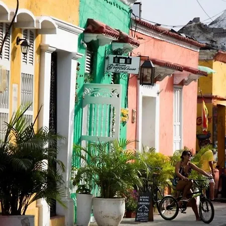 Сasa de vacaciones 4cr-1m 4 Bedroom House In Getsemani With Air Conditioning And Wifi *